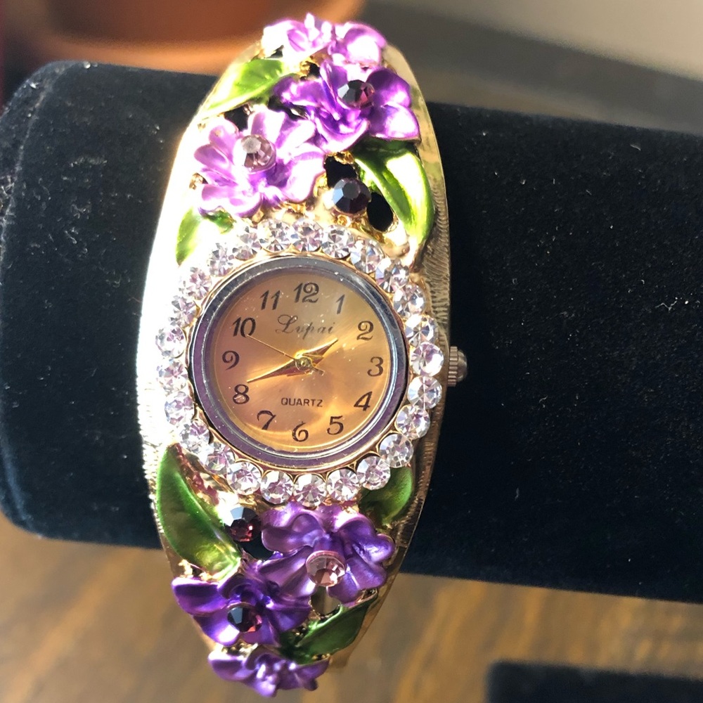 Bracelet watch with purple floral details